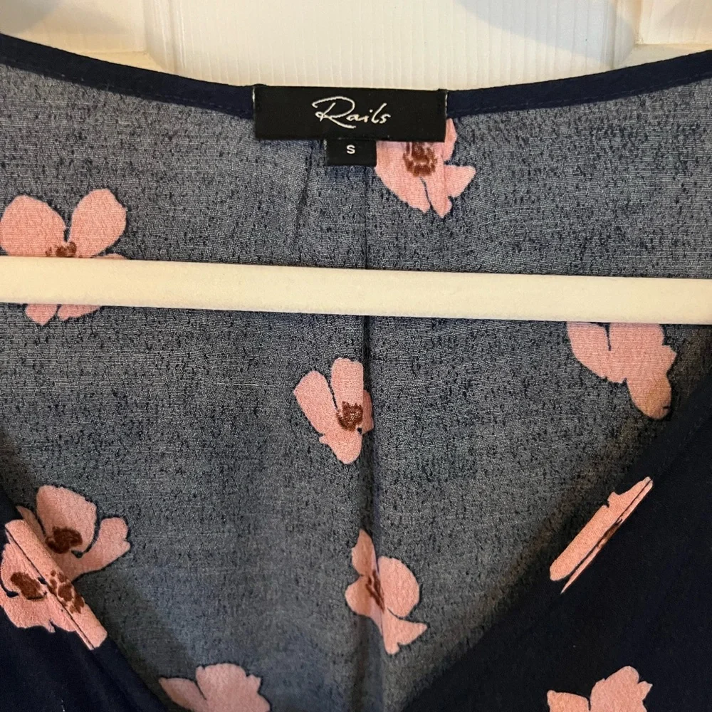 Floral Rails v-neck, button down, tie waist, short-sleeve blouse Great condition - Picture 2 of 4